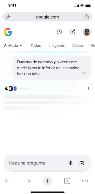 Desde la pantalla principal de la app para dispositivos móviles de Chrome, un usuario abre el modo de IA. Presiona